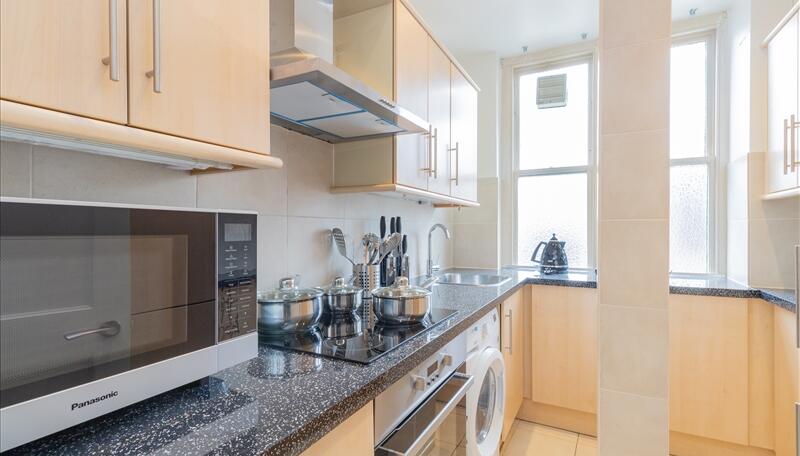3 bed property in 39 Hill Street, London, London